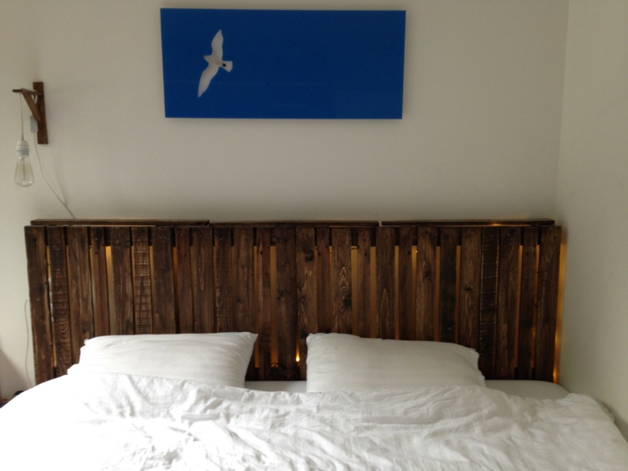 tête de lit en palette à faire soi-même avec de petites lampes comme déco