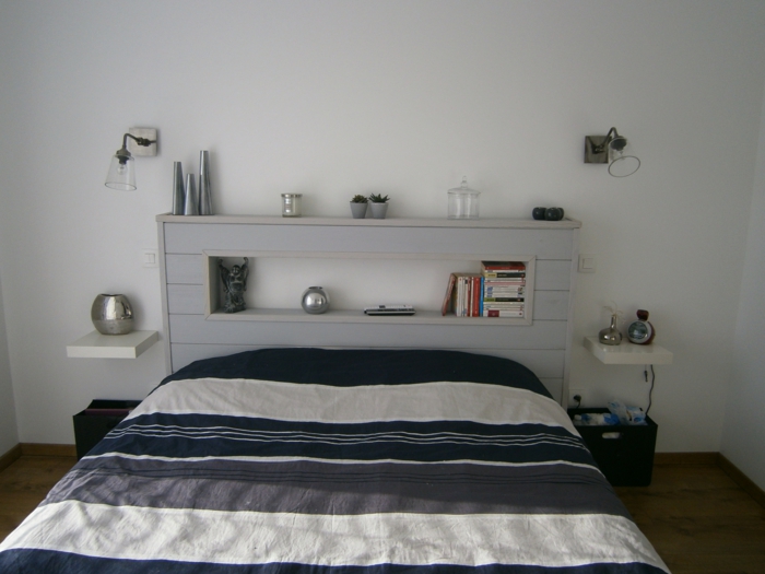 tête de lit avec une étagère