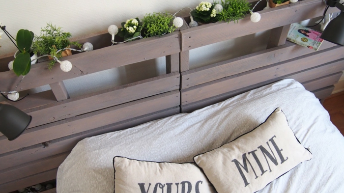 tête de lit en deux palettes décorée avec des fleurs