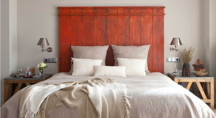 tête de lit en palette à faire soi-même peinte en rouge
