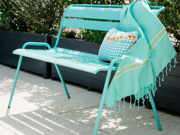 par exemple c'est un banc de jardin empilable en acier couleur turquoise