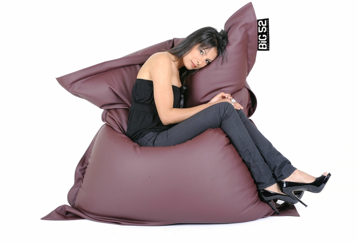 par exemple c'est un pouf géant en cuir en couleur marron