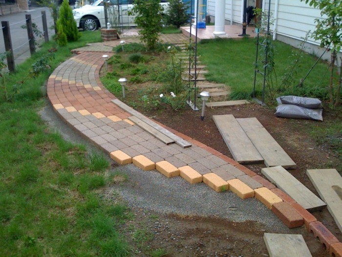 allée-jardin-en-briques