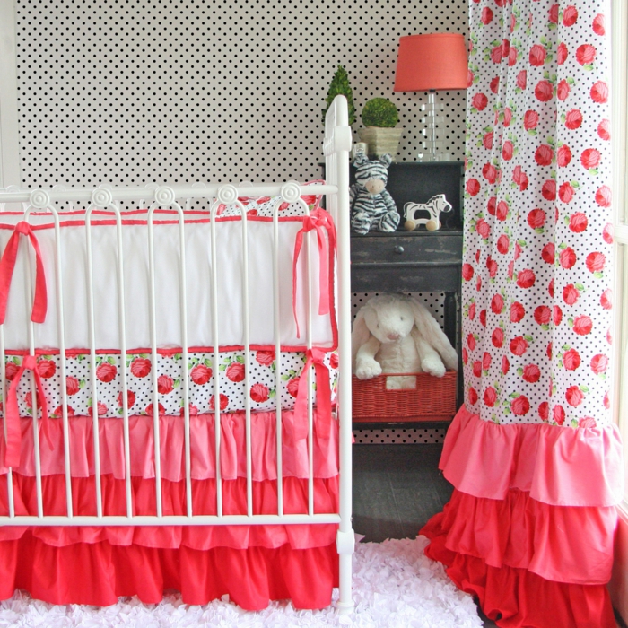 chambre bébé déco rouge