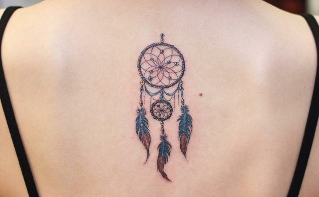 tatouage attrape-rêve coloré