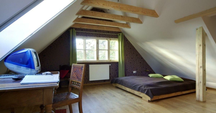 chambre mansardée poutres brutes