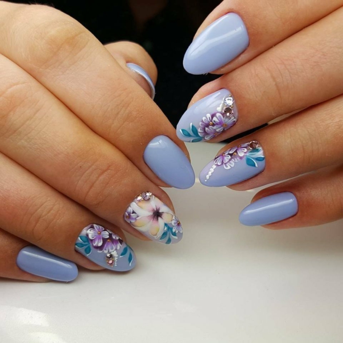 fleurs et violet pour un nail art facile et tendance