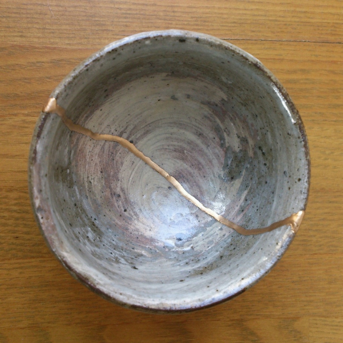kintsugi pour embellir la céramique brisée