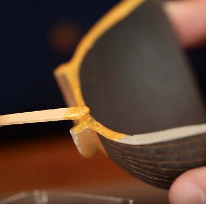 mélange époxy et poudre d'or pour réaliser la technique kintsugi