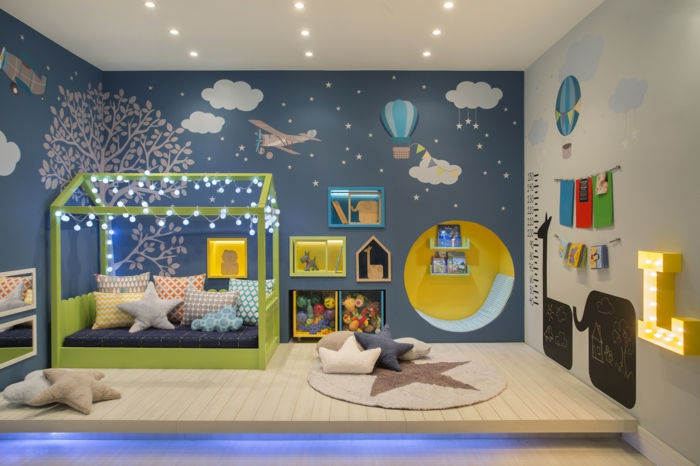 idée lit cabane montessori avec guirlande lumineuse