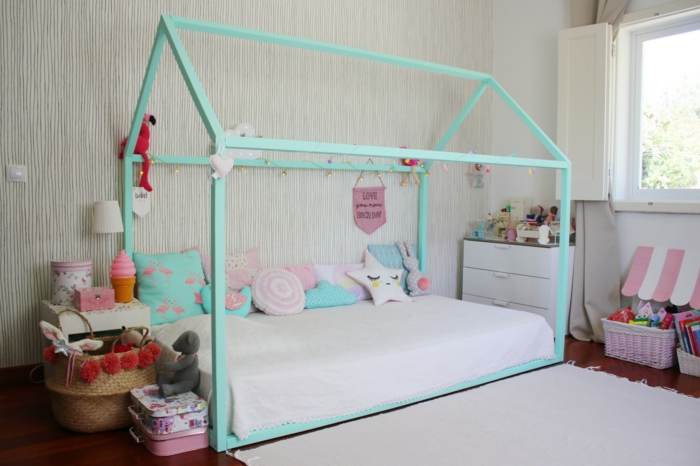 lit cabane montessori chambre enfant en couleurs vives