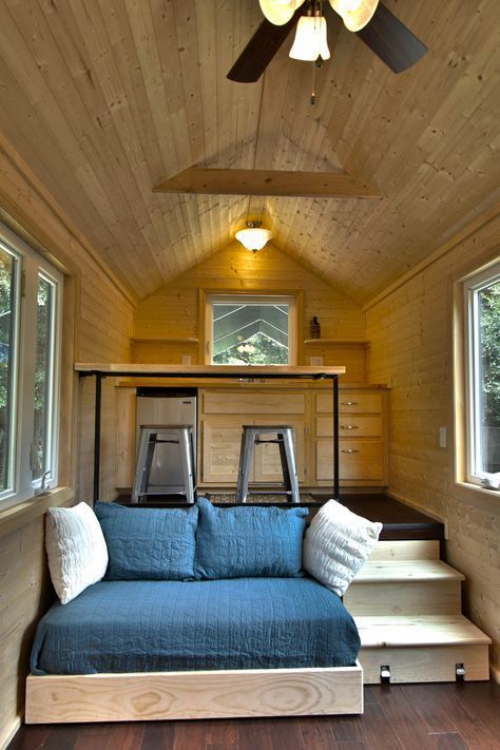 lit pour petit espace chambre sous le toit d’ un chalet