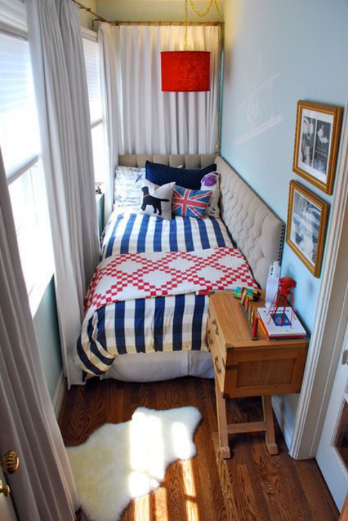 lit pour petit espace petit corridor ou petit balcon aménagés comme chambre à coucher