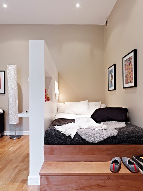lit pour petit espace plate-forme en bois contre le mur