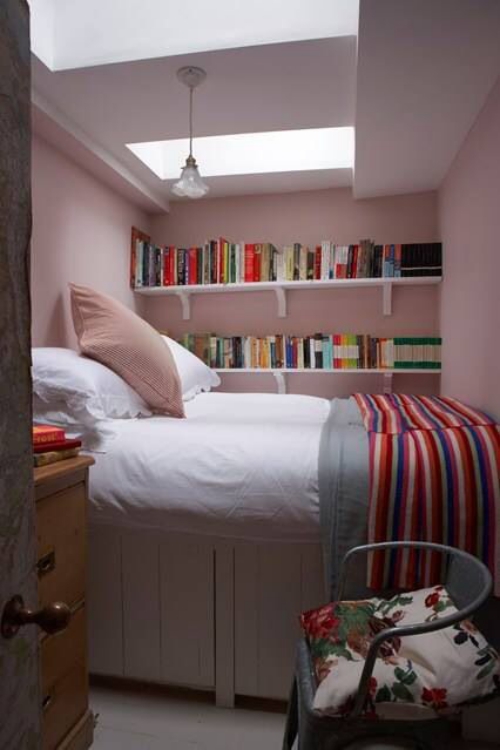 lit pour petit espace un débarras transformé en espace à coucher