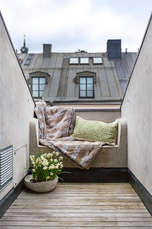 astuce déco balcon un petit espace regardant sur les toits