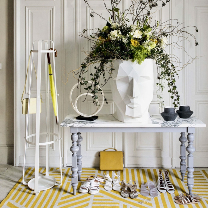 déco couloir étroit avec des fleurs