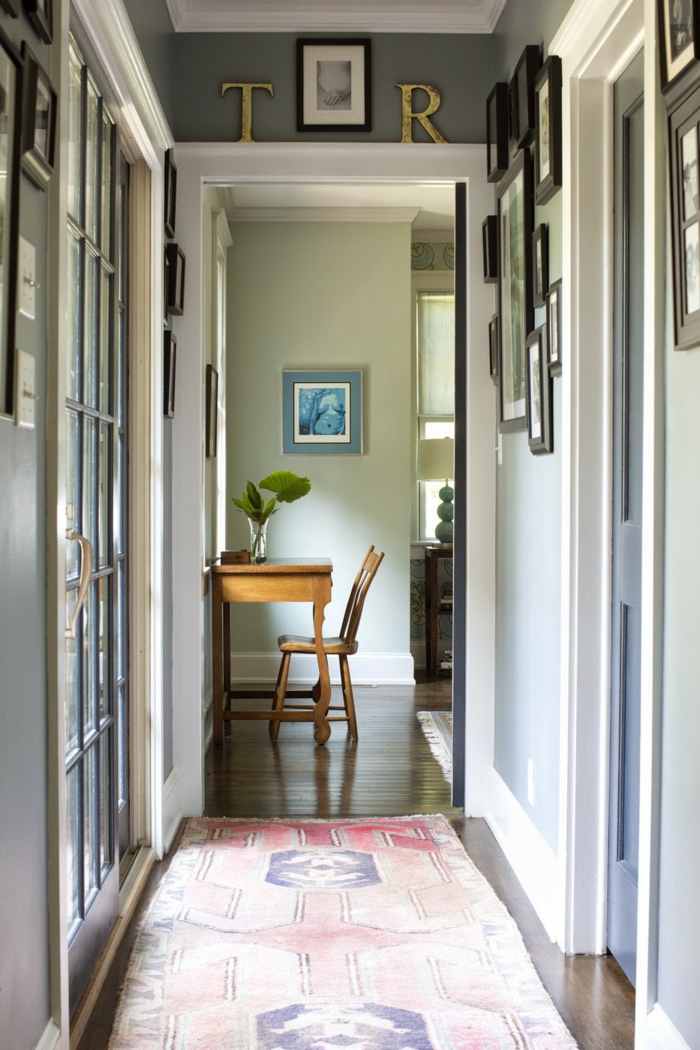 déco couloir étroit avec des photos sur les murs