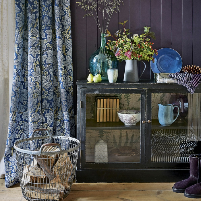 déco couloir étroit en couleurs foncées