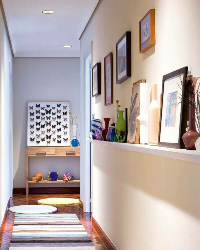 déco couloir étroit peintures sur les murs