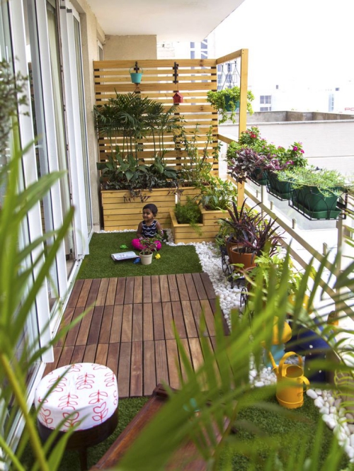 décoration petit balcon brise-vue en planches de bois