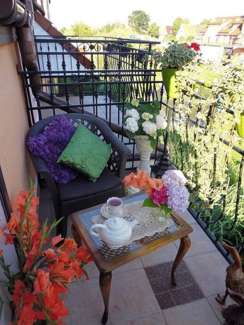 décoration petit balcon carrelage au sol