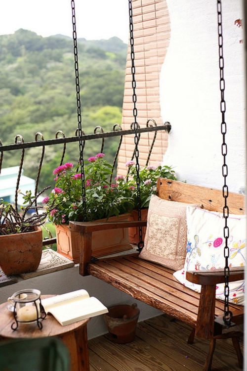 décoration petit balcon sol en planches de bois