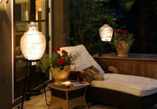 éclairage balcon chaise longue à côté du garde-corps