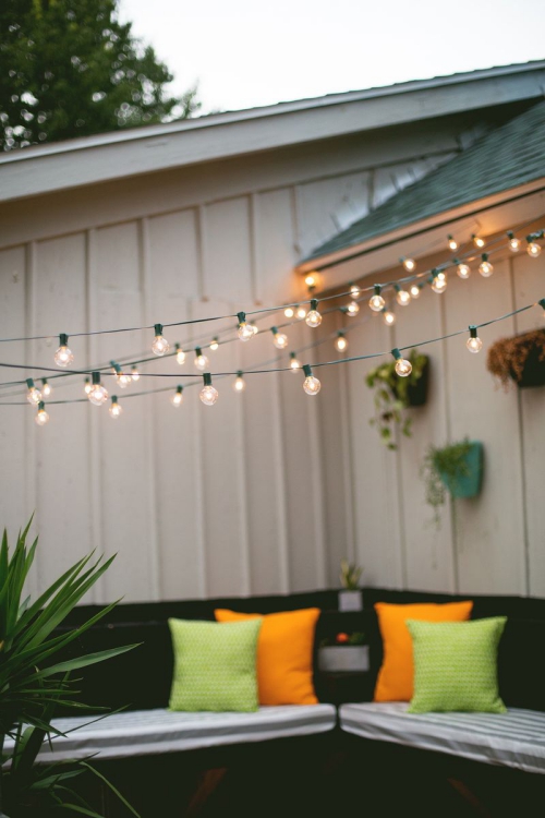 éclairage balcon un canapé avec des coussins