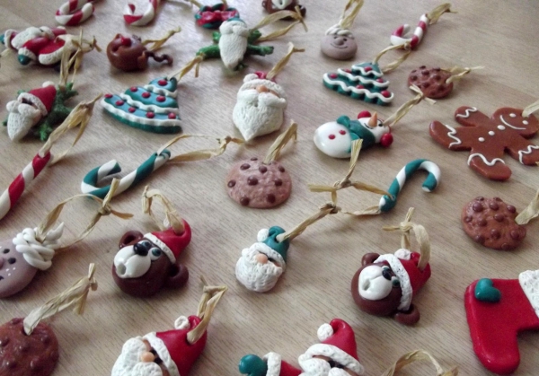 déco de Noël en pâte fimo têtes de Pères Noël