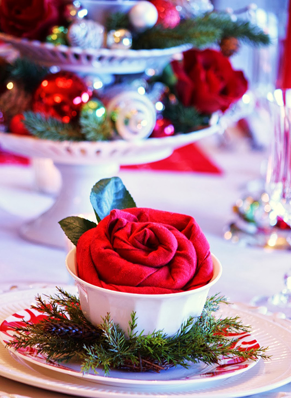 pliage serviette Noël une rose rouge