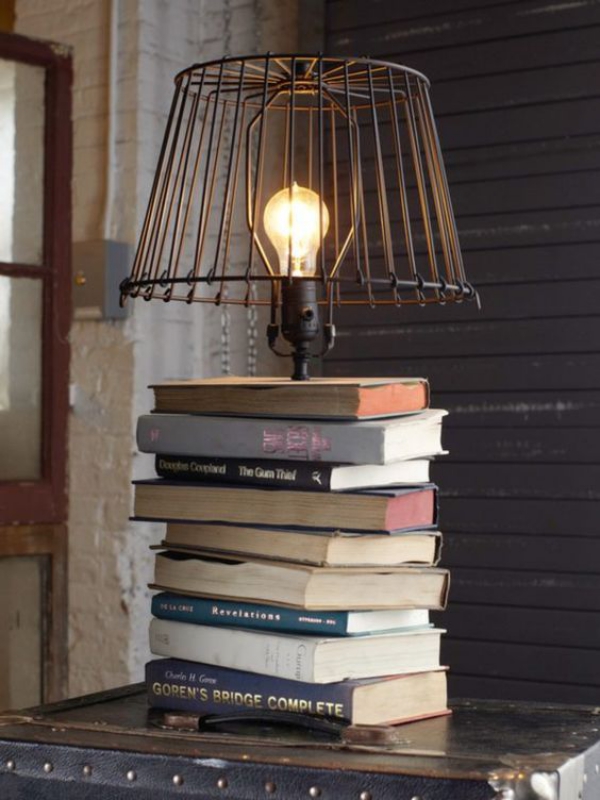 lampe chevet pile de vieux livres