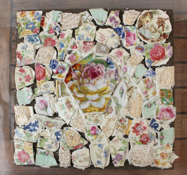 diy dalles de cheminement décorées de pièces de porcelaine