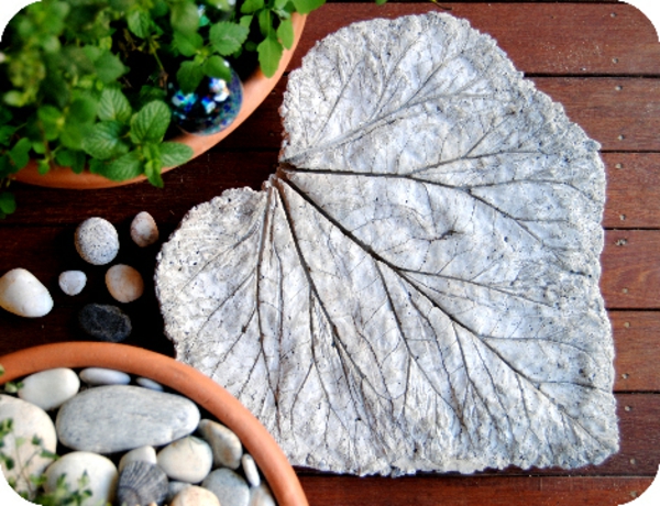 diy dalles de cheminement sous la forme de feuilles