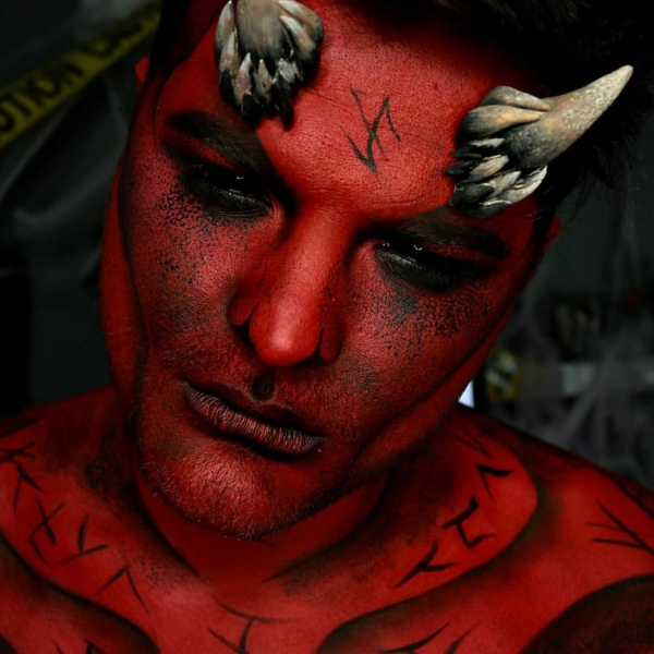 idée de maquillage halloween facile homme diable maquillage halloween homme diable aux yeux noirs