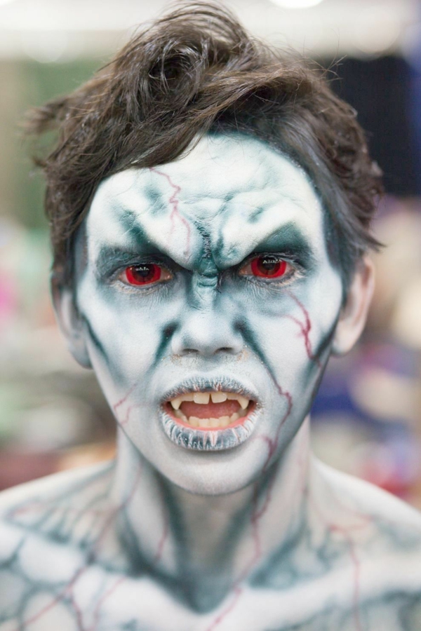 idée de maquillage halloween homme facile vampire à la peau fissurée maquillage halloween homme vampire yeux rouges peau fissurée