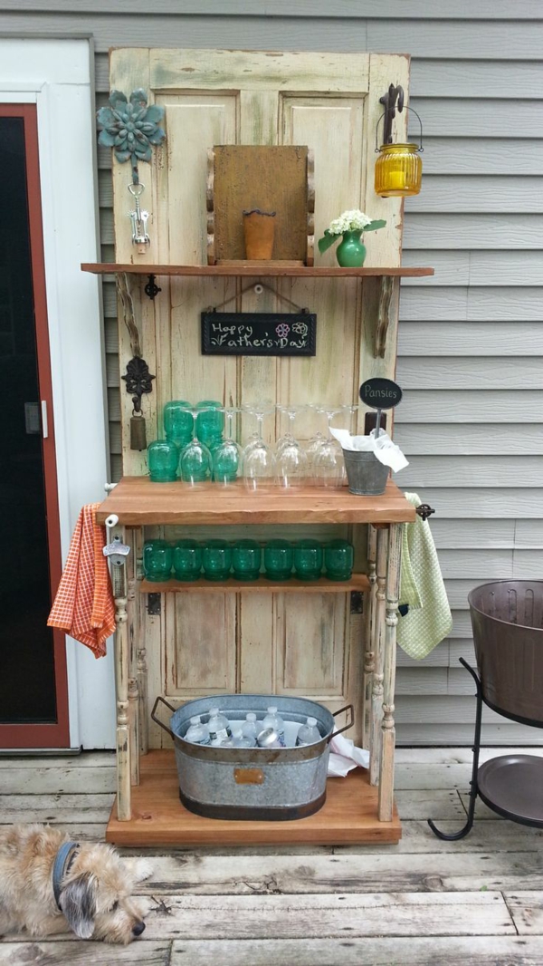 transformer une vieille porte en bois en meuble pratique bar de jardin
