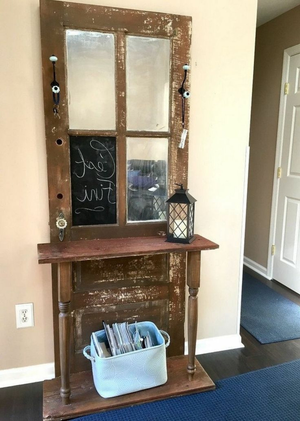 transformer une vieille porte en bois en meuble pratique coiffeuse entrée