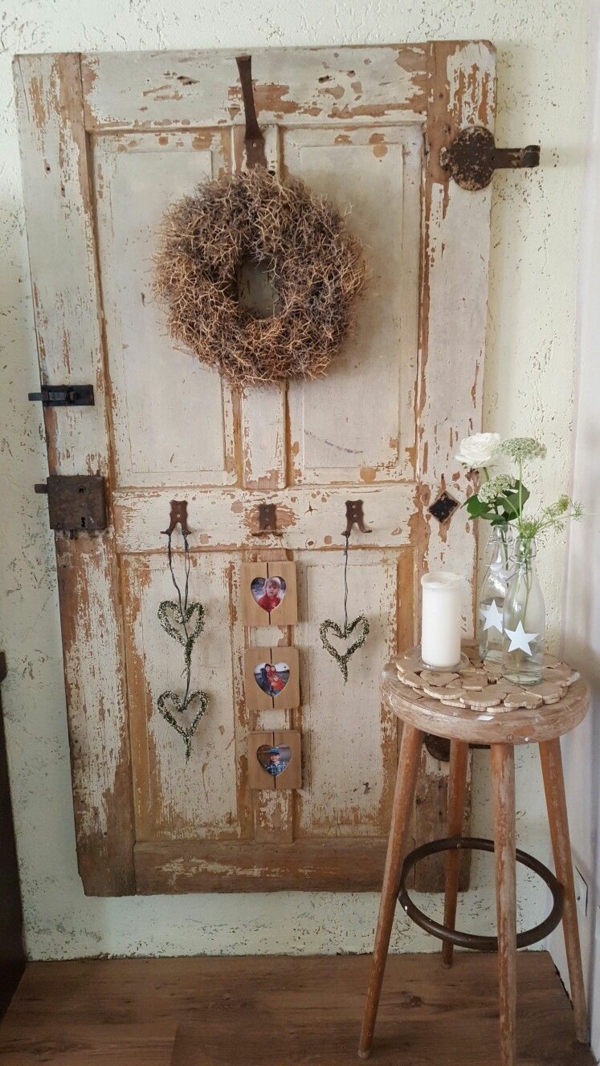 transformer une vieille porte en bois en meuble pratique déco murale rustique