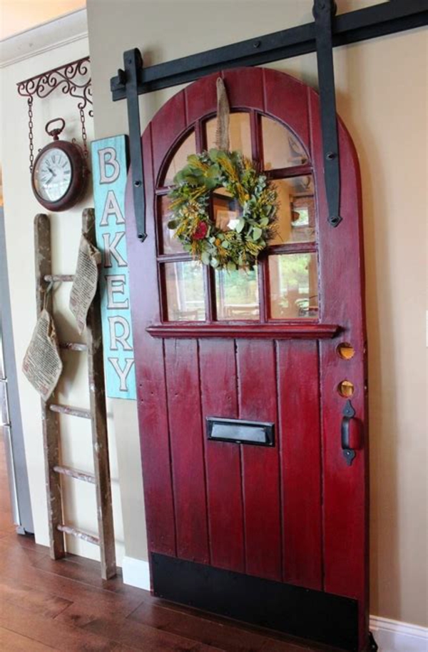transformer une vieille porte en bois en meuble pratique déco murale
