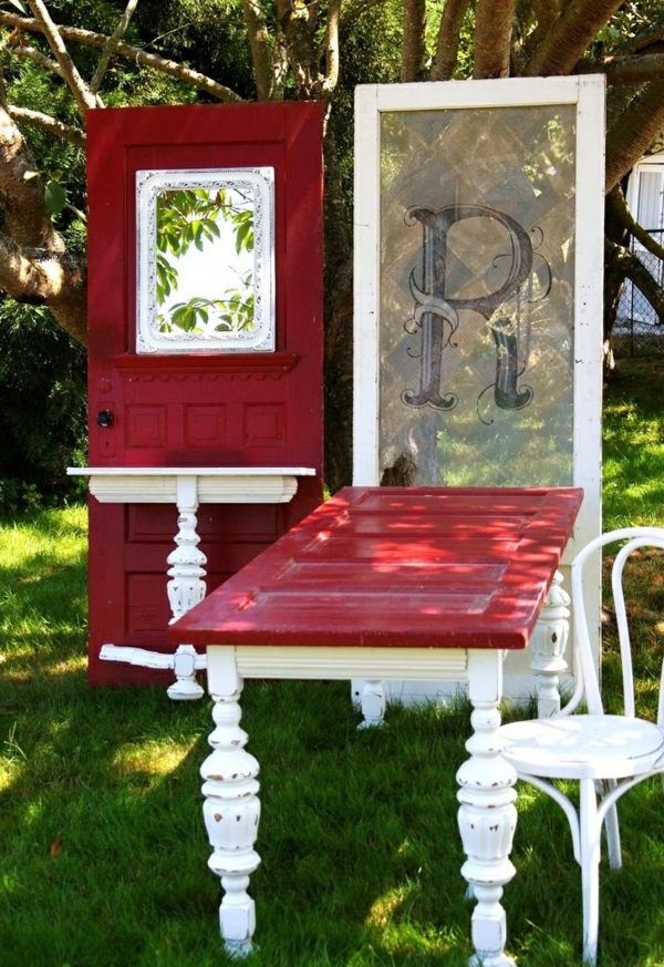 transformer une vieille porte en bois en meuble pratique salon de jardin