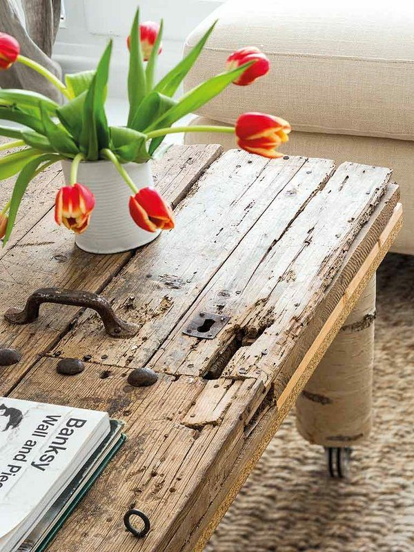 transformer une vieille porte en bois en meuble pratique table basse de salon
