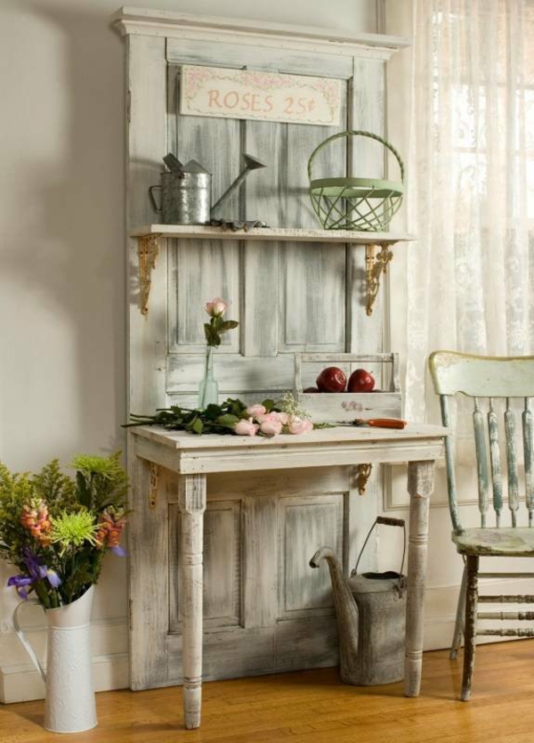 transformer une vieille porte en bois en meuble pratique table d'appoint vintage