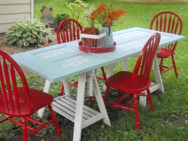 transformer une vieille porte en bois en meuble pratique table de jardin