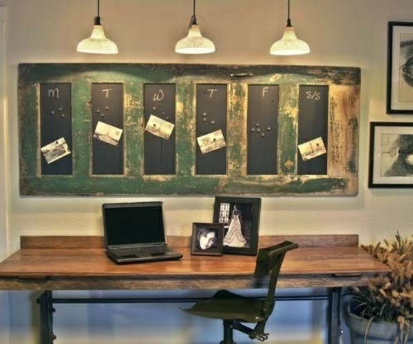 transformer une vieille porte en bois en meuble pratique tableau pense-bête