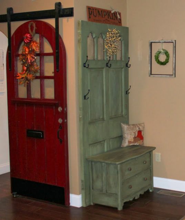 transformer une vieille porte en bois en meuble pratique vestiaire vintage