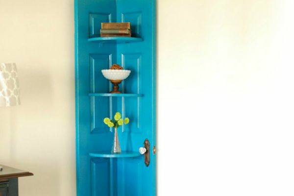 transformer une vieille porte en bois en meuble pratique étagère d'angle