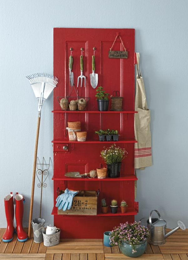 transformer une vieille porte en bois en meuble pratique étagère pour outils de jardin