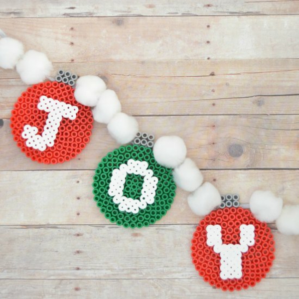diy guirlande de noël en perles à repasser et pompons