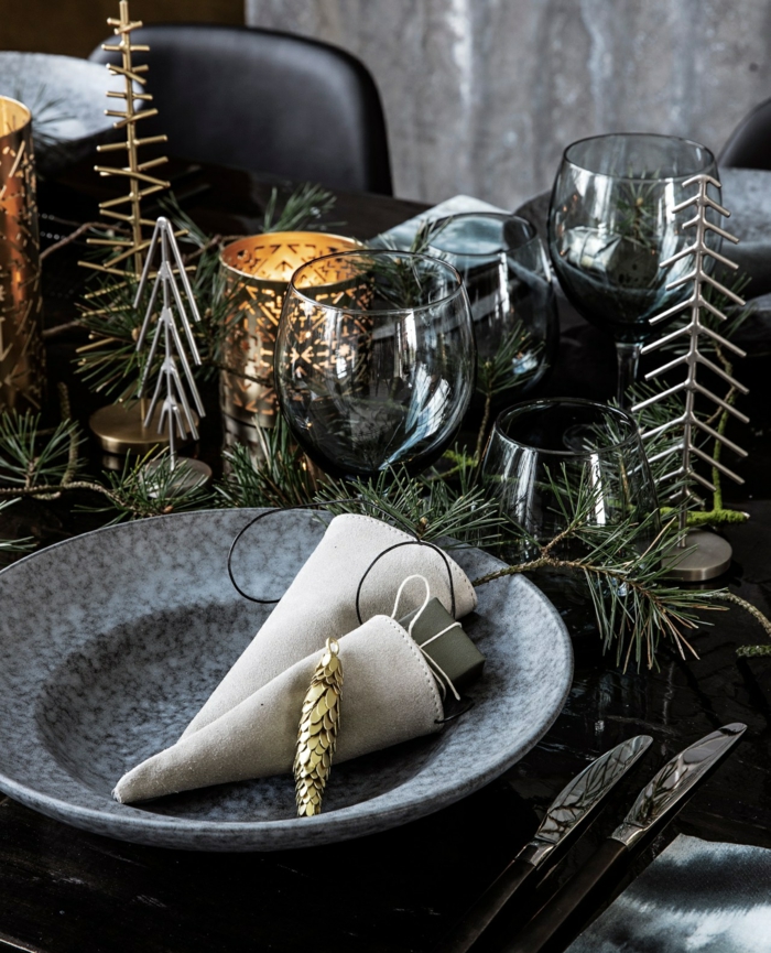 déco avec des branches de sapin assiette de Noël